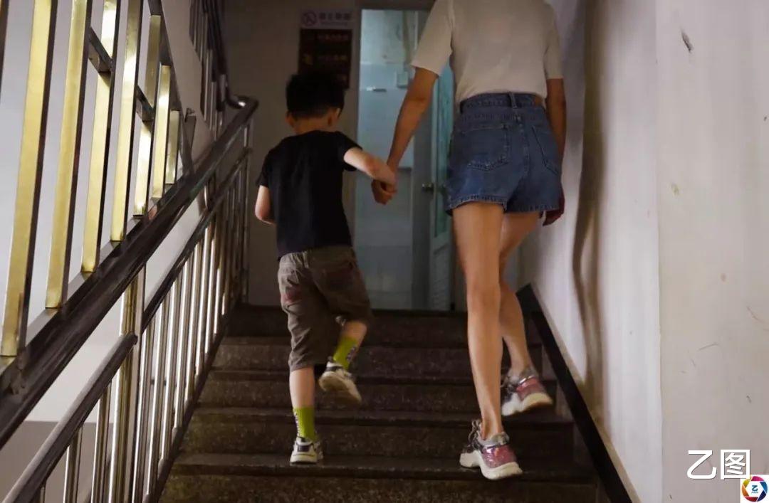 丈夫患病后俩儿子又确诊,年轻妈妈数次想一走了之,却难以割舍