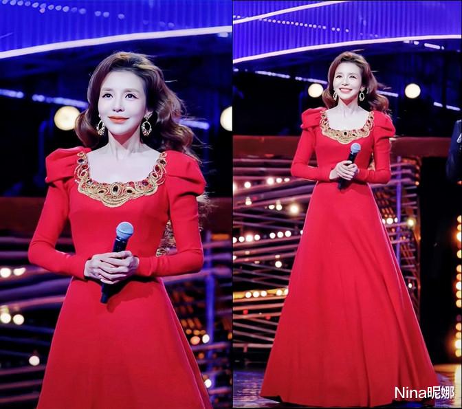 央视跨年主持青黄不接!49岁朱迅穿红裙独挑大梁,没红唇遮不住老态没气色