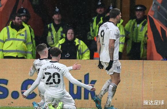 英超|1-0！英超升降机又准备回来了：7场抢19分，少赛1场仍握11分优势