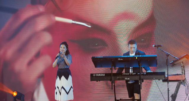 白雪|歌手白雪：中年离异后，恋上小8岁男友，18岁儿子颜值高