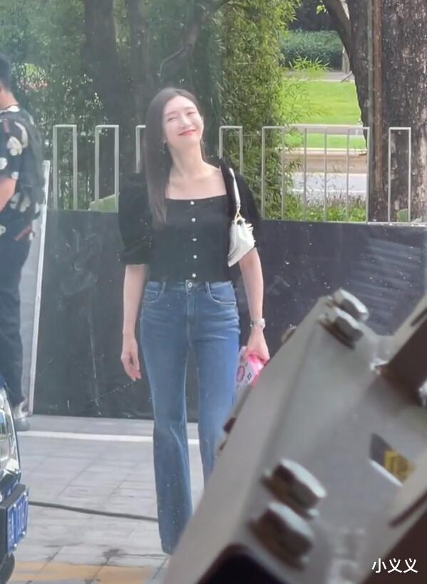 江疏影|江疏影大方晒素颜健身照，皮肤紧致毫无瑕疵，脸充血红彤彤的！