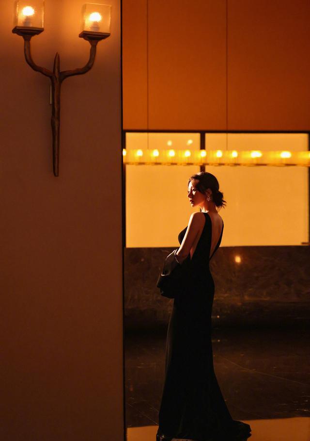 柳岩|柳岩这波赢麻了！蝴蝶结装扮太辣了，一众女星风情万种却不敌她