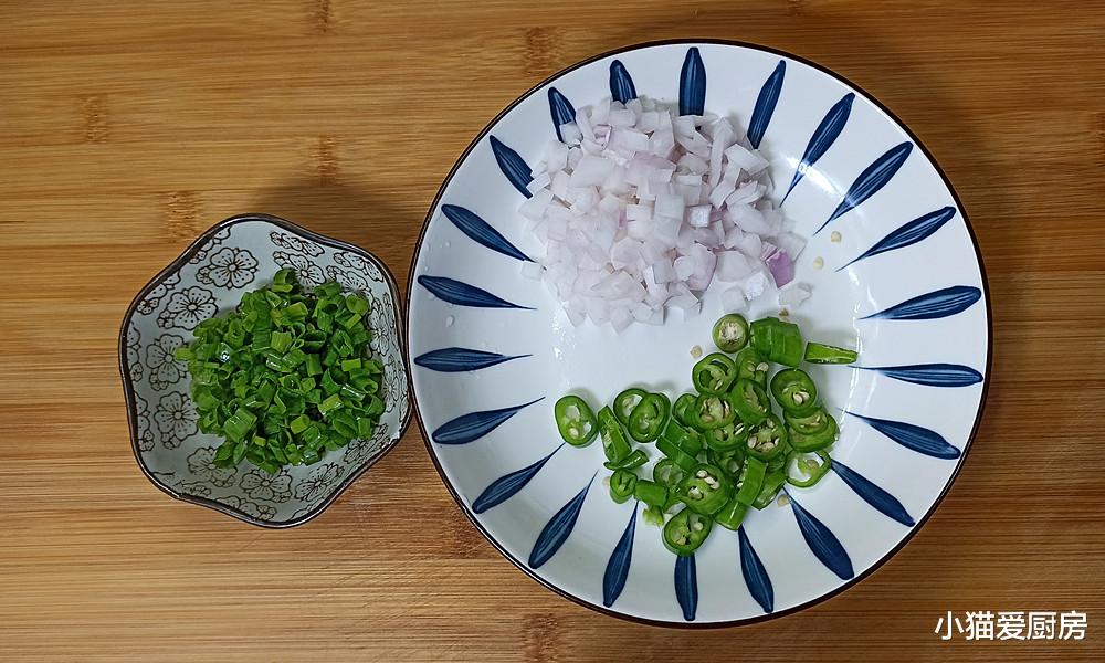 豆腐这样做特别入味，酸辣开胃，天冷了来上一碗，吃完浑身暖和
