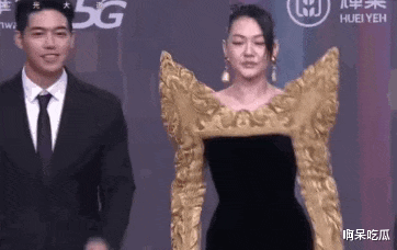 明星|明星礼服变吸水抹布?金钟奖红毯太土气,积水严重堪称灾难现场