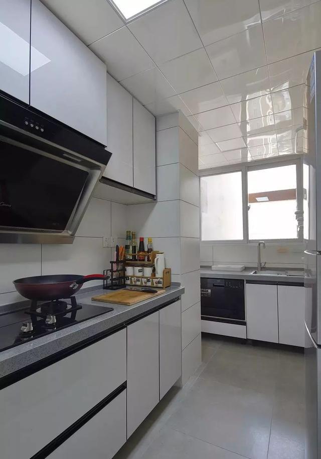 80㎡混搭风格装修，卡座、吧台还有书房兼具衣帽间的设计，赞！