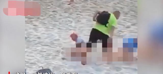 小情侣沙滩上亲密,愤怒游客用拖鞋打跑男子,网友:多少有点羞辱