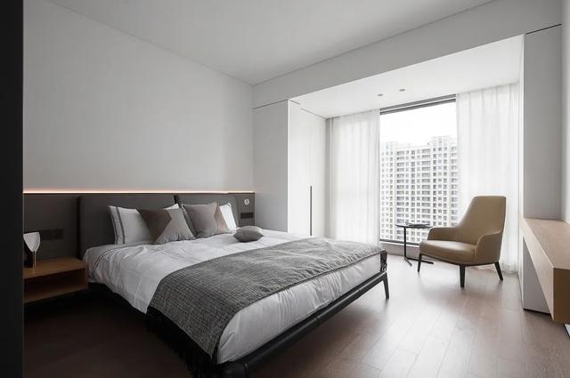 150㎡现代极简，净白的墙面，加入木质感，满屋自然轻松的体验