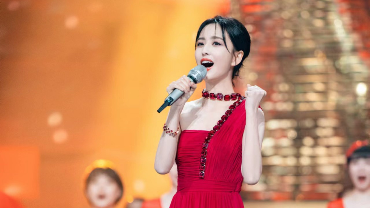佟丽娅|佟丽娅金鹰节登台献唱，一袭中国红长裙优雅又惊艳，美成焦点！