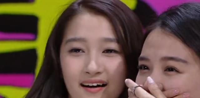 关晓彤|美女学霸：陈都灵知识储备丰富，关晓彤帅气解方程