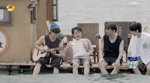 张艺兴|李荣浩王祖蓝聊天，张艺兴插不上话暴露短板，何炅安慰一针见血！