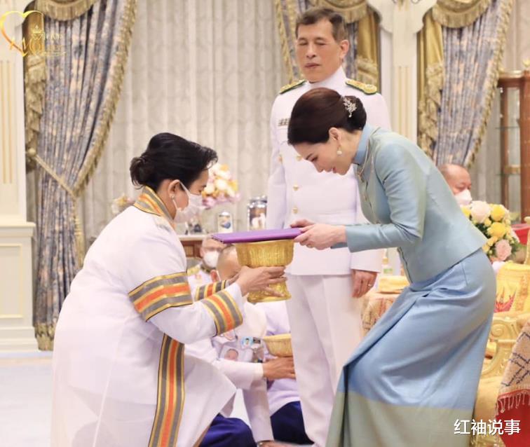 苏提达|?苏提达穿现代装翻车,肩膀前倾身材五五分,跟在泰王身后似小跟班