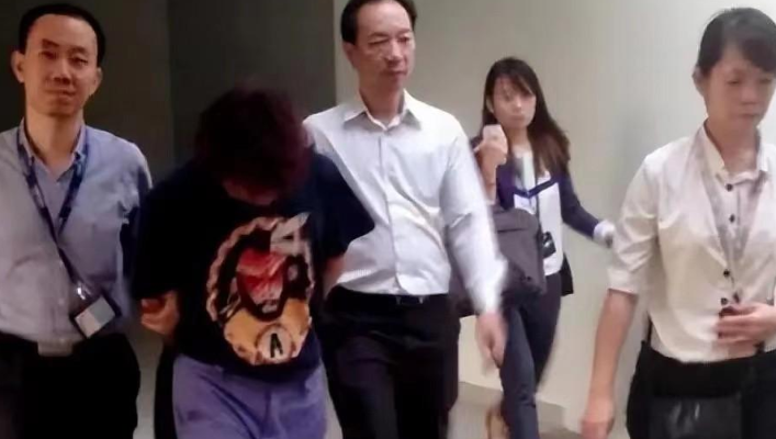 |杨寅：为照顾82岁外国富婆远赴新加坡，后来怎样了？