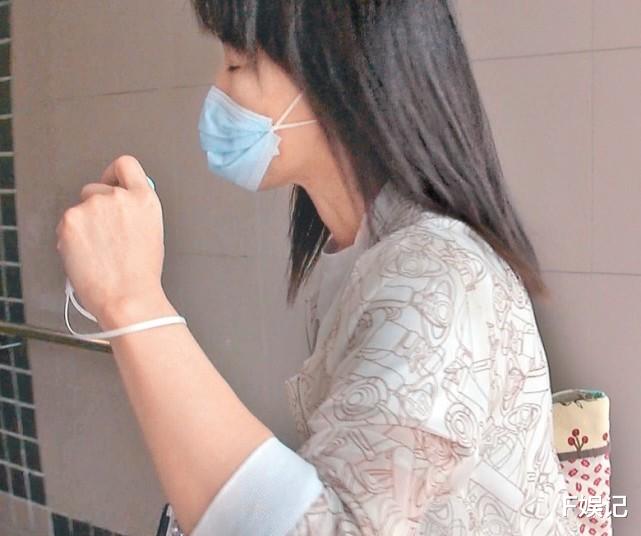 关咏荷|被港媒贴脸追问弟弟堕亡情况 关咏荷去到亡弟家楼下选择过门不入