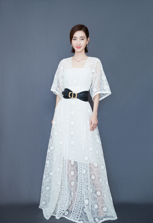 减脂 王丽坤一袭镂空白裙配上干练短发,清爽大气让人舒心。