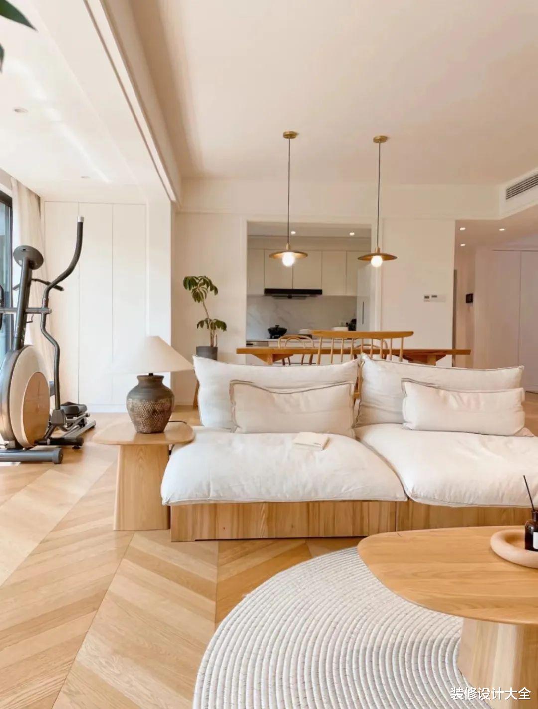 年轻人的客厅“机关算尽”:做个地台连沙发都省了?