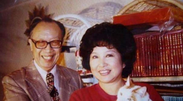 冰心|1975年,72岁梁实秋娶女明星,冰心指着照片:他就是过不了这一关