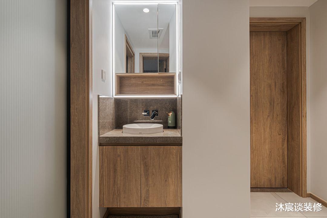 好喜欢她家,除了有令人羡慕的多功能休闲阳台,室内也很实用大方