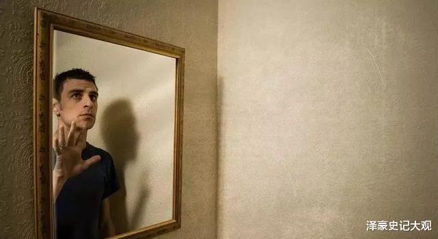 杨振宁因为什么获诺贝尔奖?只因发现“镜子中的你和现实不同”