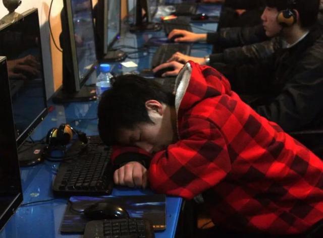 网吧|2004年，高考647分的河北考生，毕业后蜗居网吧4年半，如今怎样了