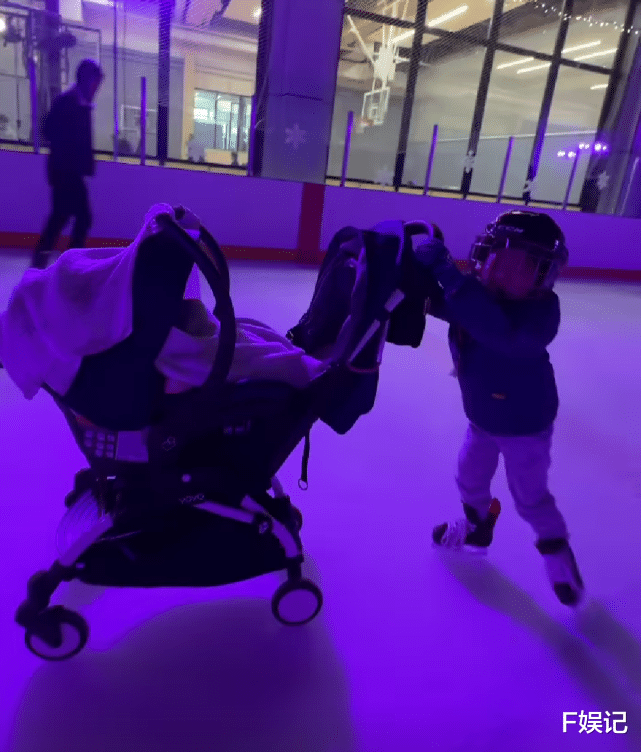 |钟嘉欣一家人去滑雪享受家庭乐 老公全程陪着大女儿滑雪很有爱