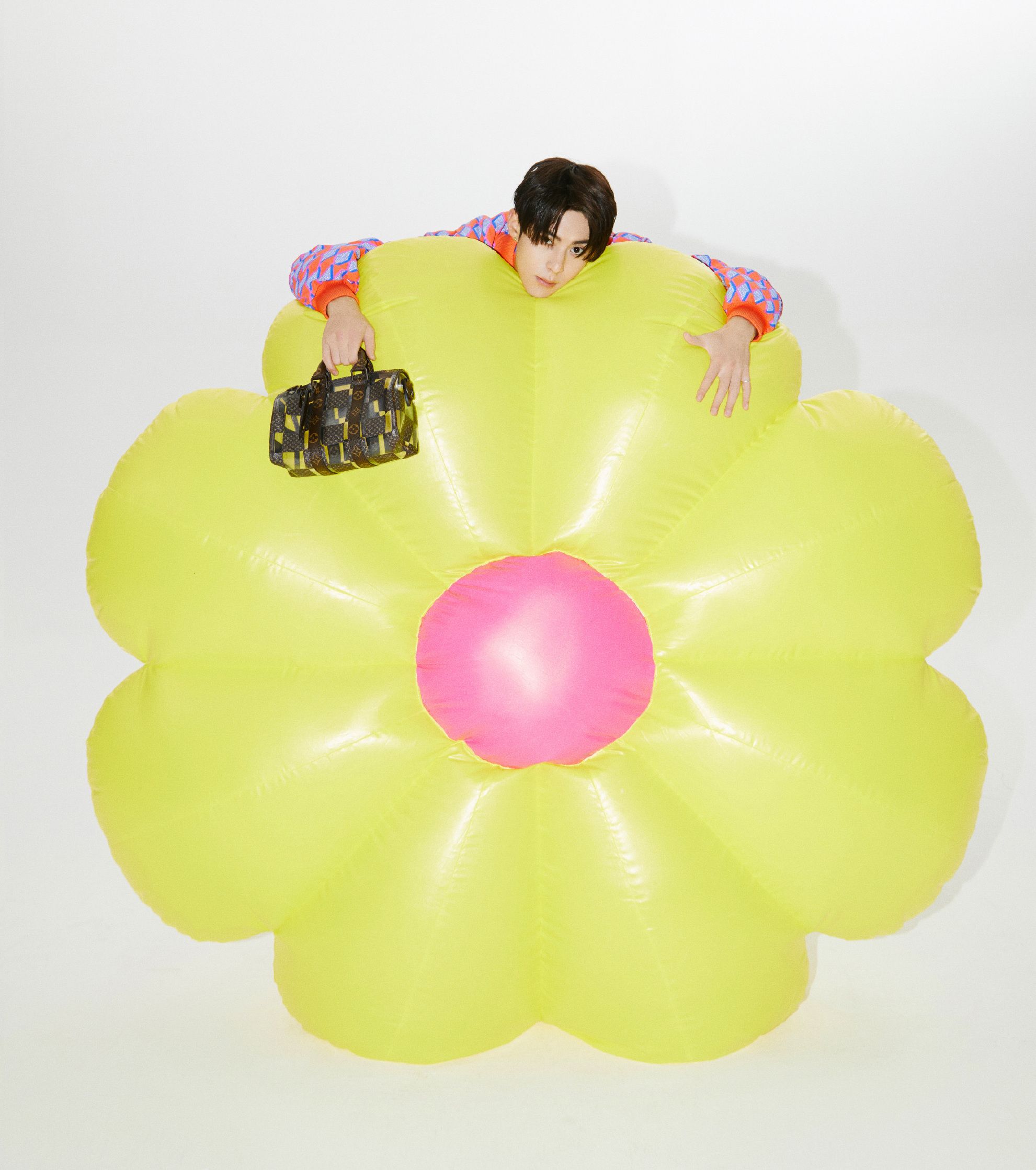 短发 王鹤棣一出场就惊艳了！梳中分发型帅气十足，举手投足好洋气