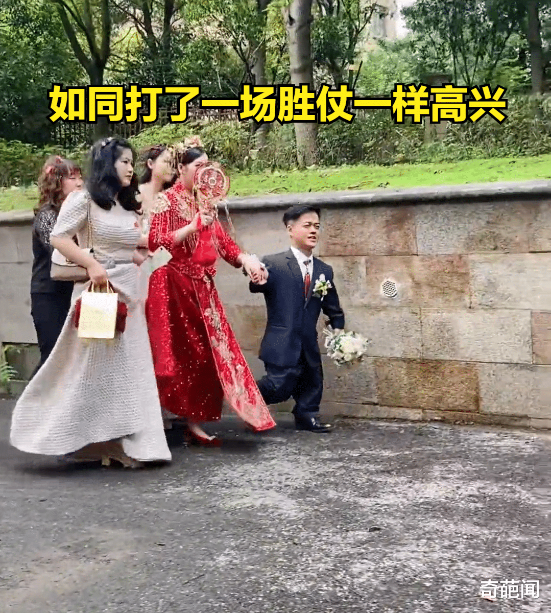 湖北一对新人结婚,因身高差走红引起热议!网友:我又相信爱情了