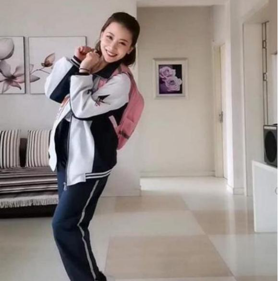 校花|最年轻妈妈”火了,穿上校服秒变女儿闺蜜,网友:校花归位了