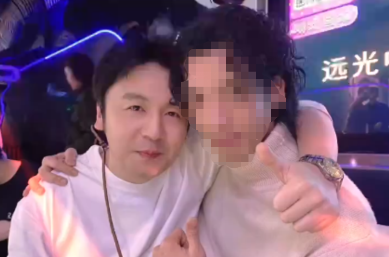 雷佳音|《人世间》主演KTV狂欢！萨日娜满头白发张嘴笑，雷佳音头围抢镜