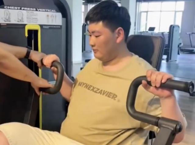 朱之文 大衣哥送儿子进减肥训练营，小伟获教练表扬，网友：比妹妹卖力