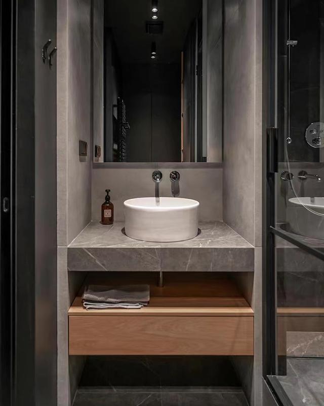 56㎡俄罗斯女主的家:深色调、无主灯设计气质不凡,网友:太酷了