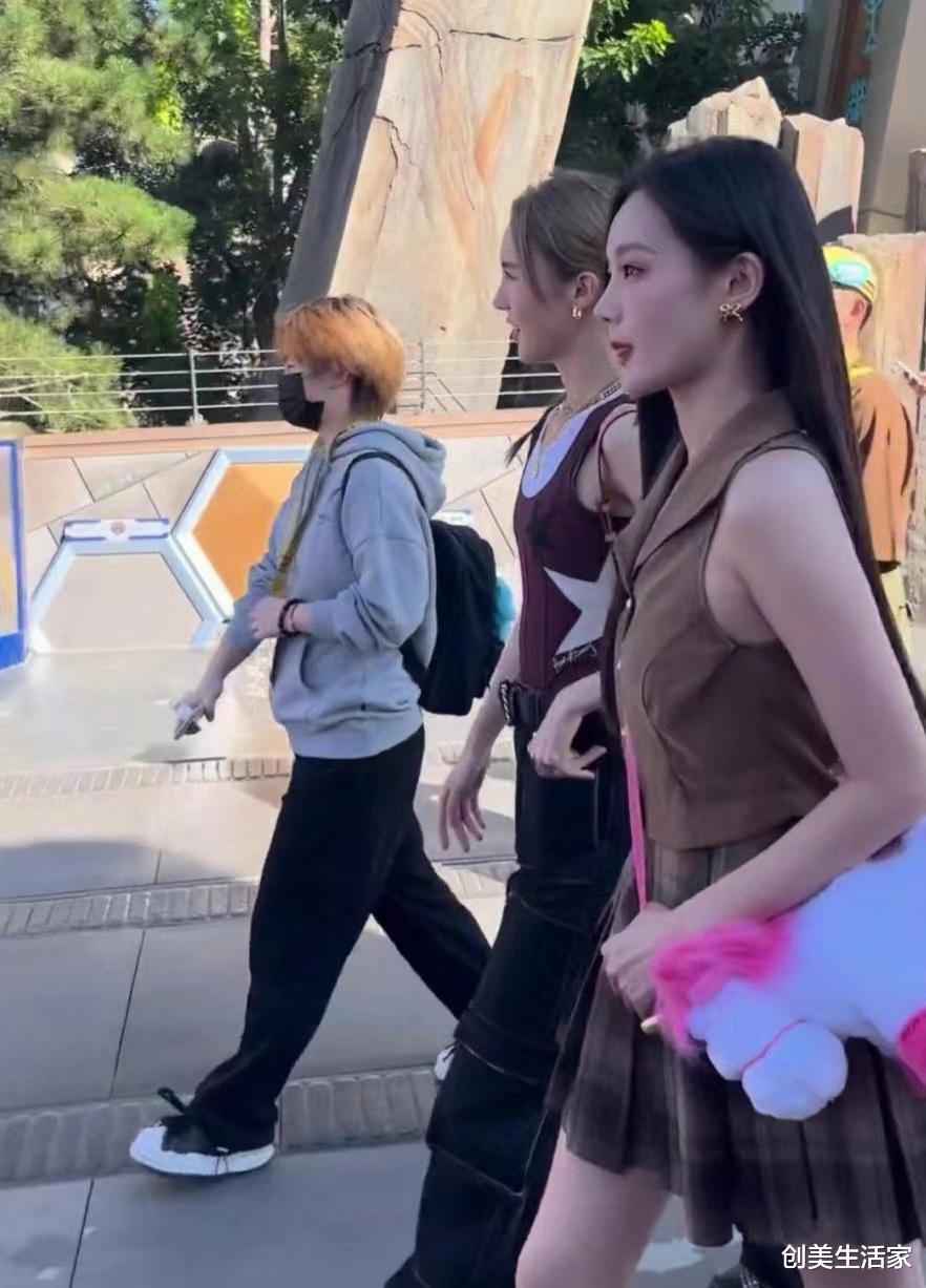 李一桐和金晨环球影城游玩庆生,别致潮流的穿搭,清爽减龄