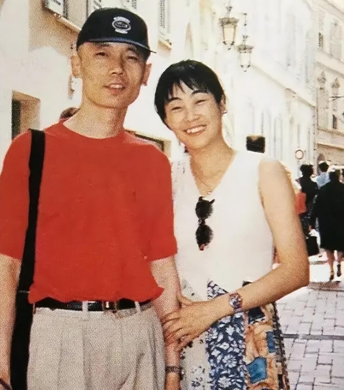 葛优|65岁葛优买百万豪车!现身4S店与美女亲切合影,面色红润精神佳!