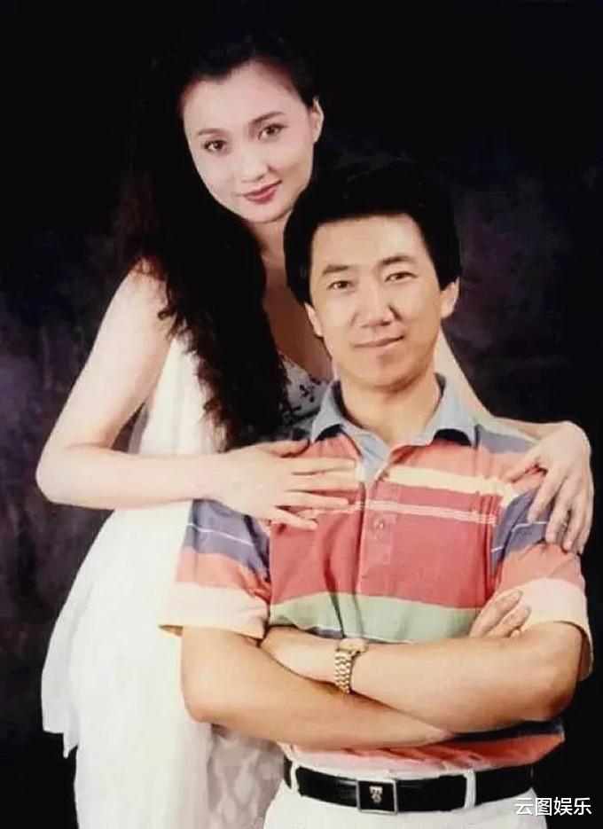 林芳兵|林芳兵携子现身支持老公演出，一家三口颜值高，22岁儿子太像妈妈