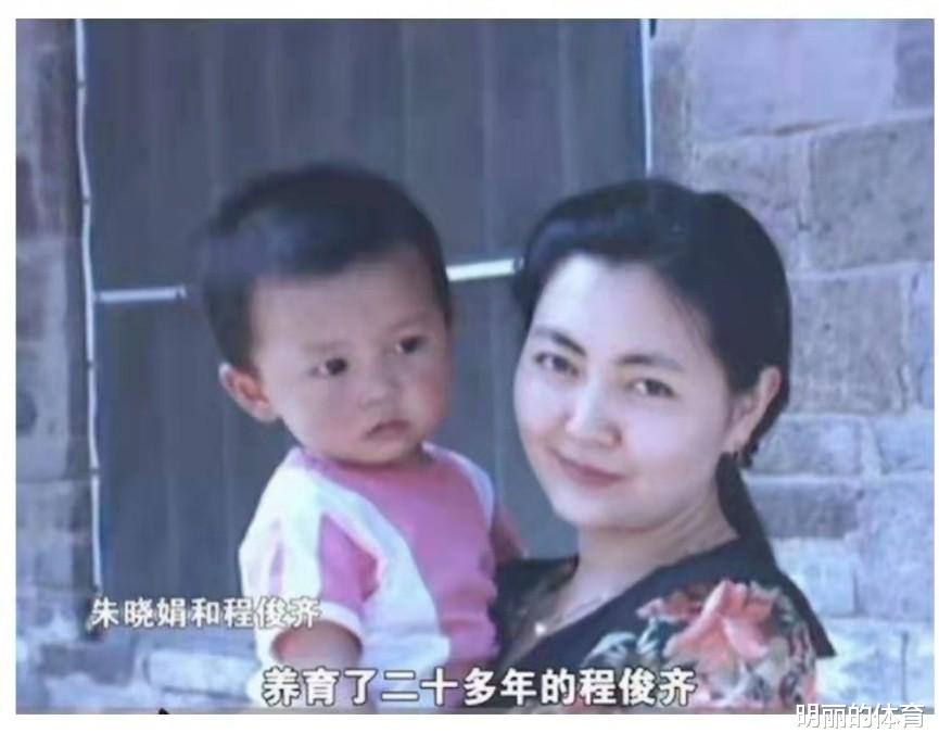 小伙子1岁时被保姆偷走,26年后养母嫌弃主动送还:就当走亲戚了