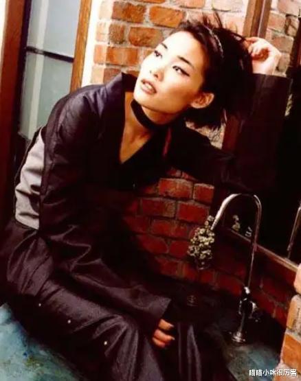 许美静|许美静:从歌后沦落成“疯子”,还曾街头卖唱,现在如何了?