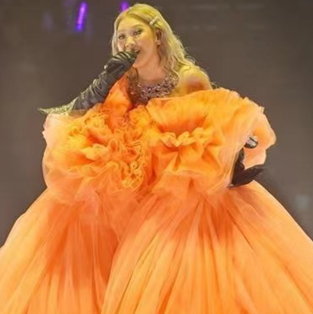 郑欣宜|郑欣宜演唱会上被送戒指！父亲郑少秋台下大笑，打扮潮流不显老