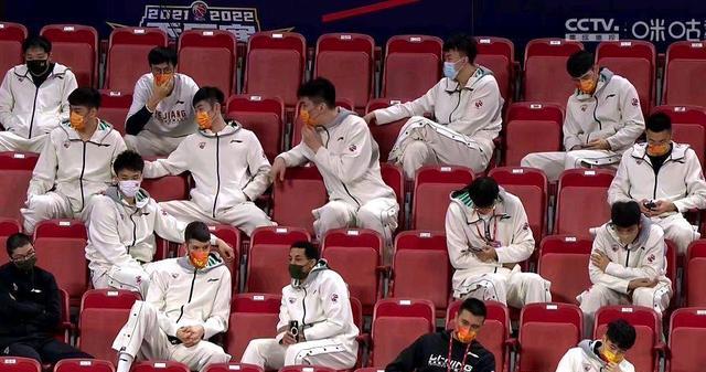 广东男篮|拒绝爆冷！广东不惧天津疯狂反扑黑白矮33+9刘维伟现场认真记录