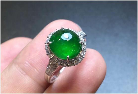 翡翠|这种翡翠号称质地堪比帝王绿，价格却一直上不去，令人匪夷所思