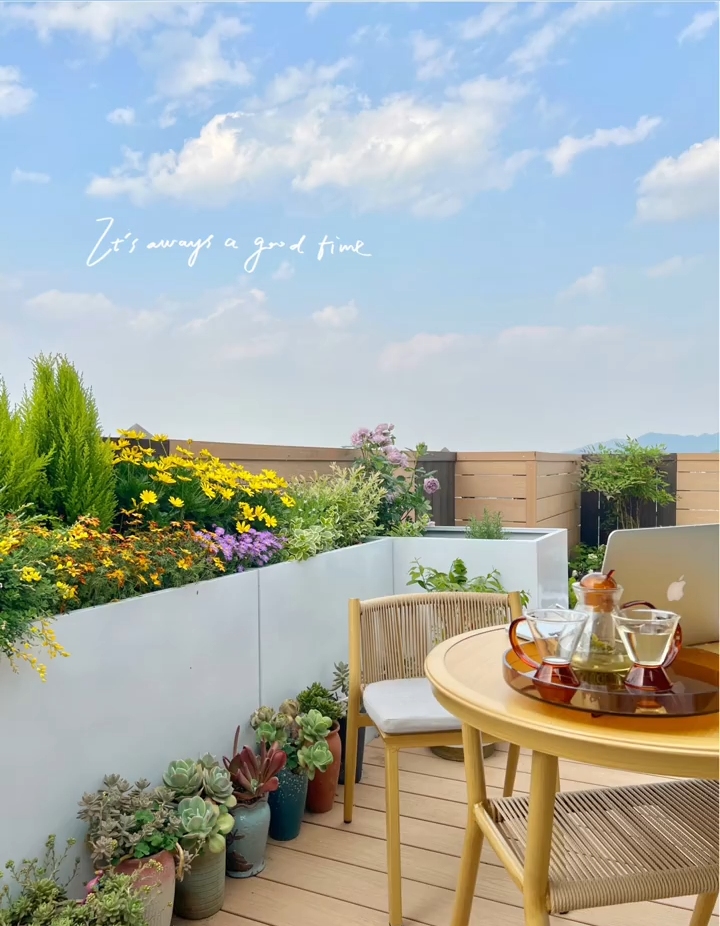 买了个带30㎡露台的顶楼,2.2万DIY改造成花园,推开门就像在度假