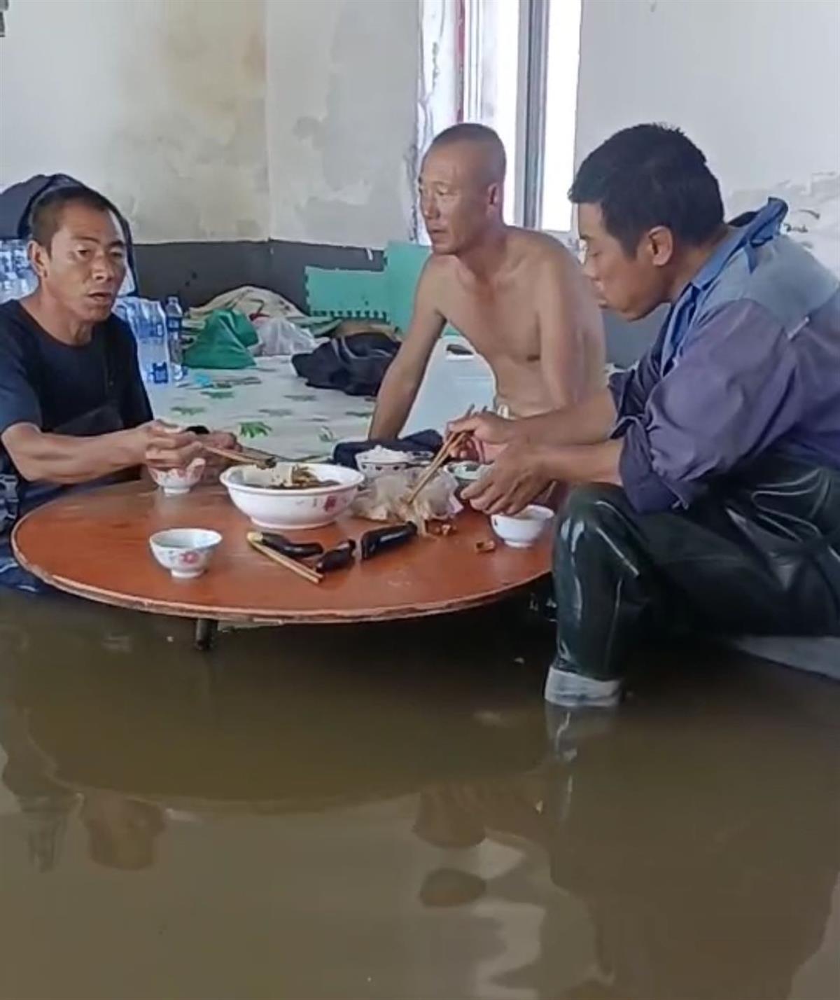 洪水进屋即将上炕,三男子淡定干饭,当事人:水流平缓不害怕