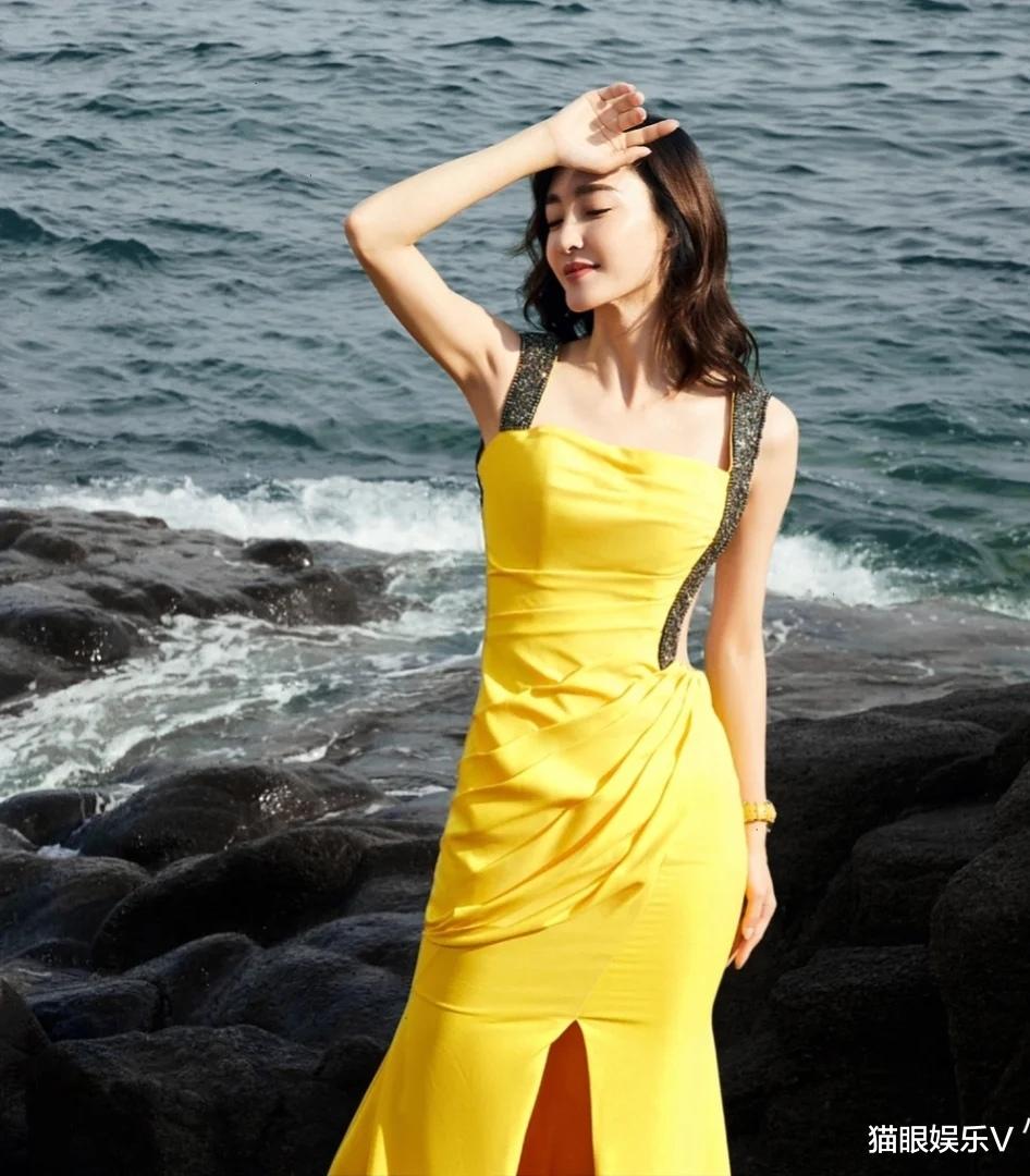 王丽坤|王丽坤坐礁石上拍美照,穿露背长裙大秀美背,身材火辣太吸睛