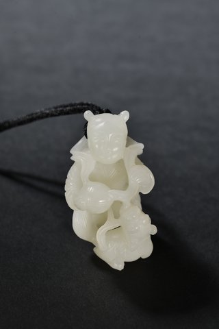 和田玉籽料|和田玉籽料童子戏狮把件