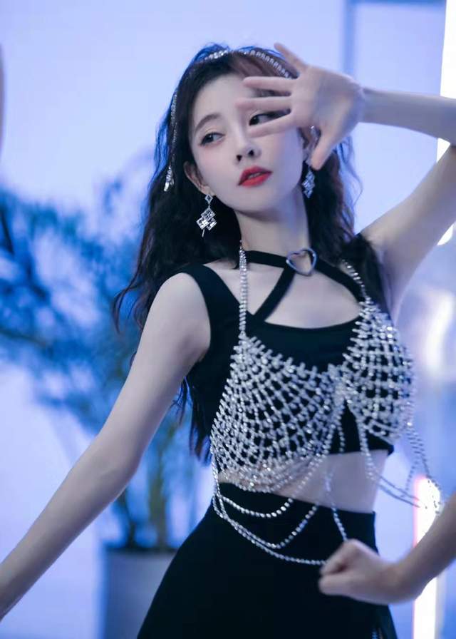 梁丹妮|冯提莫机场穿搭又引风潮？彩虹色羽绒服成时尚标杆，不愧是衣架子