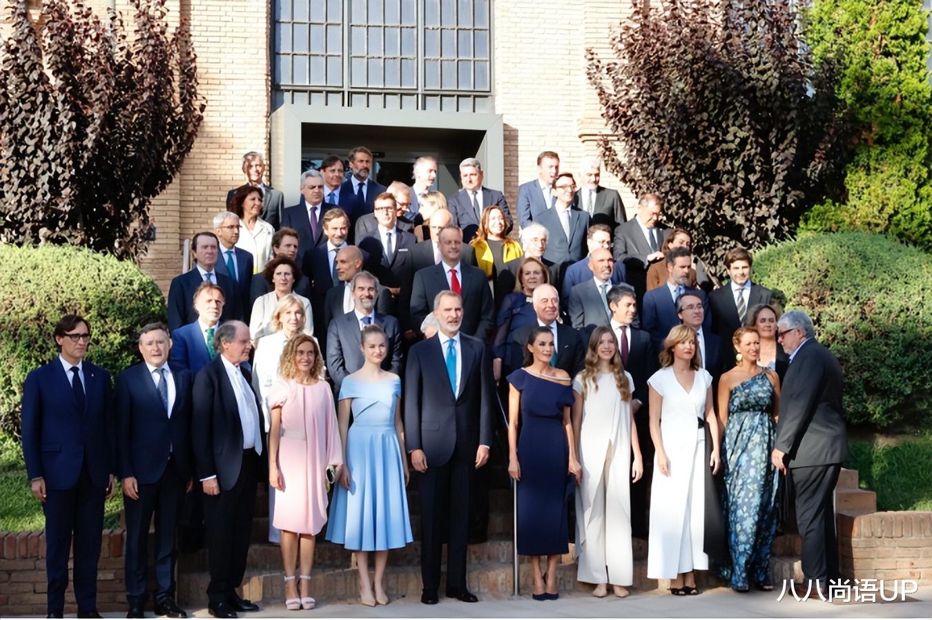 17岁女王储终于高调！大V领一字肩礼服裙清纯又惊艳，妹妹成陪衬