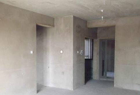 装修新房时,想把客厅墙拆了打通阳台,却被师傅一口回绝了!