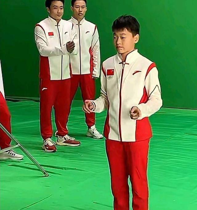 全红婵|一录节目就蒙圈!全红婵左顾右盼不知该怎么办,2个小姐姐来救场