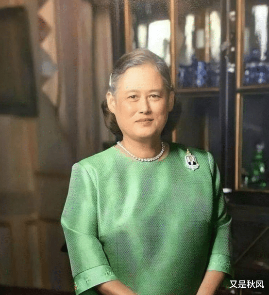 乌汶叻|泰王长姐罕见公开亮相，婚姻不幸儿子早逝，71岁的她宛如少女
