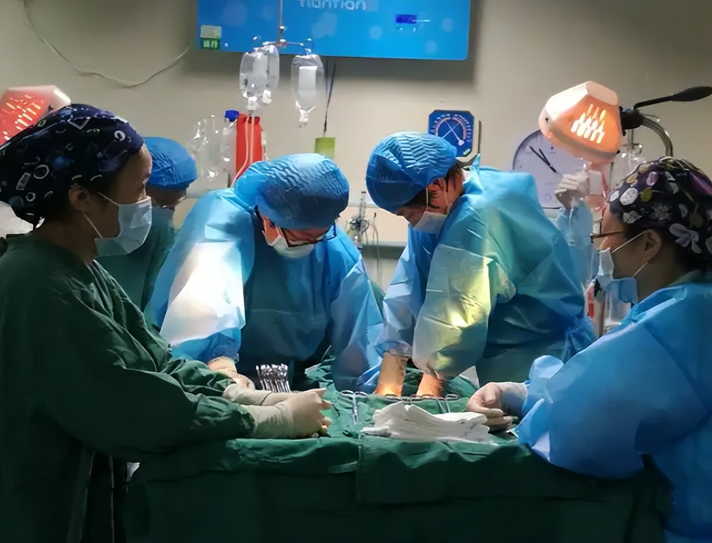 招聘|太平间收尸人：接过冻僵的弃婴，抬过腐烂的病人，闻到肉味就想吐