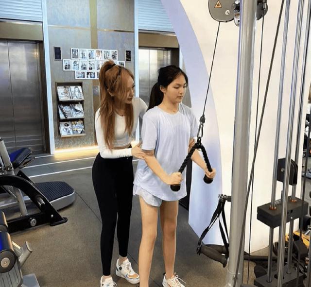 教练 教练晒王诗龄健身照,诗龄成功减重58斤长腿纤瘦,减肥前后变化大