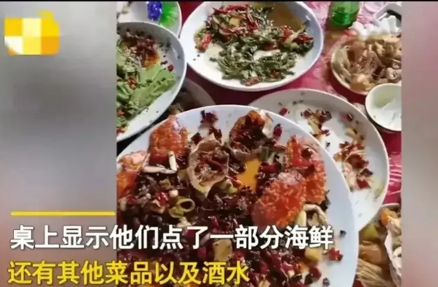重庆市渝北区,一男子在一家大排档点了一桌海鲜